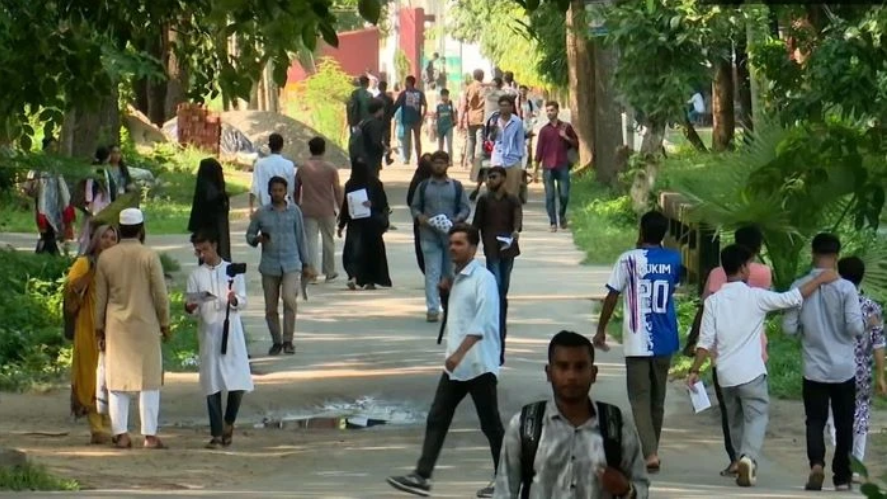 চট্টগ্রাম বিশ্ববিদ্যালয়ে ছাত্র সংসদ নির্বাচন শুরু, ২৭ হাজার শিক্ষার্থী পাচ্ছে ভোটাধিকার, ১০ মিনিটে দিতে হবে ৪০