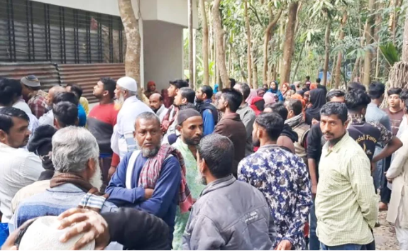 ফ্যানের সঙ্গে ঝুলছিল ছাত্রলীগ নেতার স্ত্রীর মরদেহ, মেঝেতে ছেলের