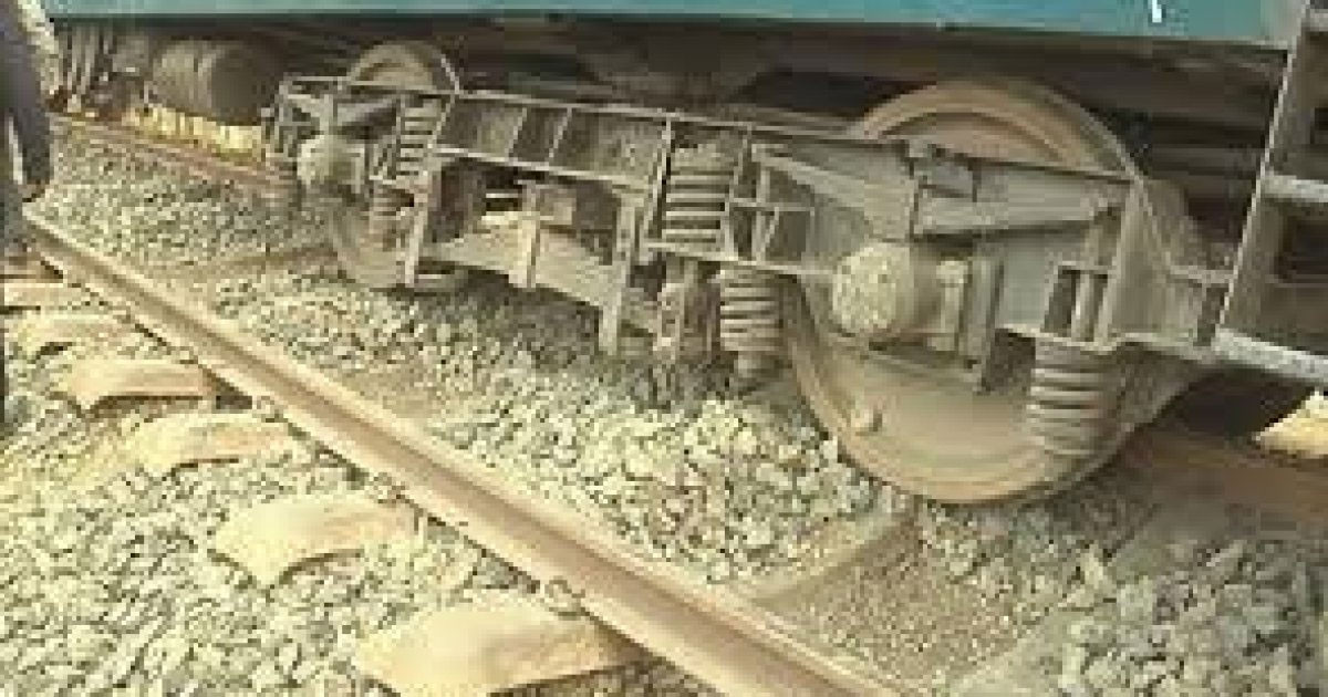 যাত্রীবাহী ট্রেন লাইনচ্যুত, আহত ২০