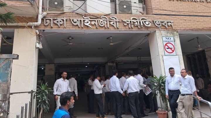 বিএনপি-জামায়াতপন্থি আইনজীবীদের দখলে ঢাকা বারের সব চেয়ার